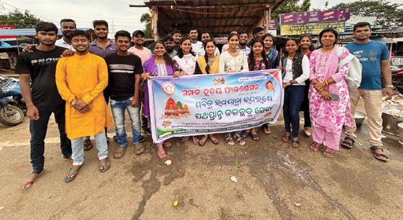 ରଥଯାତ୍ରା ଉପଲକ୍ଷେ  ଉତ୍ତରା ଛକରେ ଭକ୍ତଙ୍କ ପାଇଁ ଜଳଛତ୍ର ସେବା