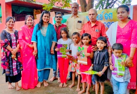 ଜନ୍ମଦିବସ ଅବସରରେ ସାଧୁଭିକ୍ଷା ସହିତ ପଠନ ସାମଗ୍ରୀ ବଣ୍ଟନ