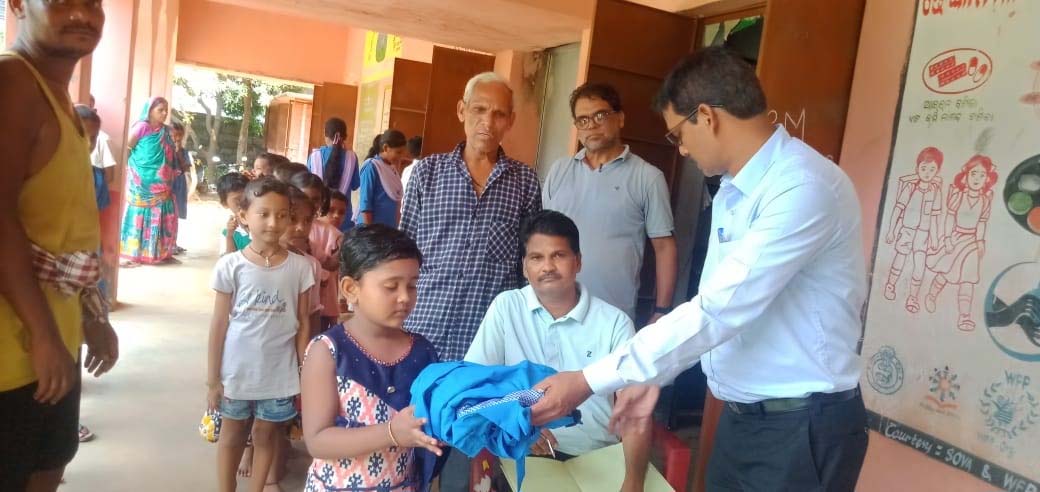 ଓଡ଼ିଶ ଉଚ୍ଚ ପ୍ରାଥମିକ ବିଦ୍ୟାଳୟରେ ଛାତ୍ରଛାତ୍ରୀଙ୍କୁ ପୋଷାକ ବିତରଣ କାର୍ଯ୍ୟକ୍ରମ ଅନୁଷ୍ଠିତ