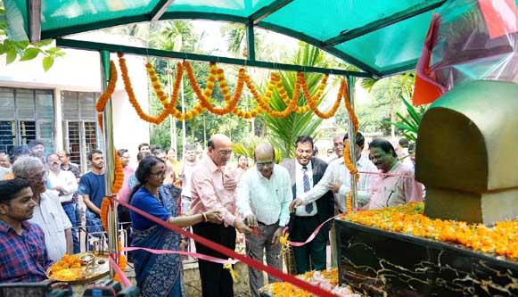 ରାମାନୁଜନ ଛାତ୍ରା ବାସ ପରିସର ରେ ଶ୍ରୀନିବାସ ରାମାନୁଜନଙ୍କ ପ୍ରତିମୂର୍ତ୍ତି ଉନ୍ମଚିତ