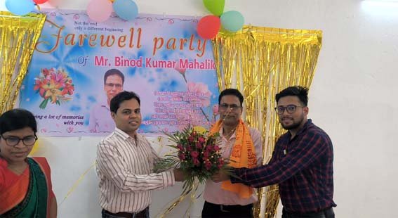 ମତୋ ପ୍ରାଥମିକ ସ୍ଵାସ୍ଥ୍ୟ କେନ୍ଦ୍ରର ଫାର୍ମାସିଷ୍ଟ ଅଫିସର ବିନୋଦ କୁମାର ମହାଳିକଙ୍କୁ ବିଦାୟକାଳୀନ ସମ୍ବର୍ଦ୍ଧନା |