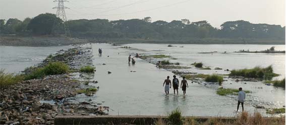 ମରଣ ଜନ୍ତା ରେ ଯୁବ ସୋସିଆଲ ମିଡିଆ ବ୍ୟବର କାରି, ସେଲ୍ଫି ଜୋନ ପାଲଟିଛି ବାଳକାଟି ସାଇଫନ୍, ପୋଲିସ କୁ ଖାତିର କରୁନାହାନ୍ତି କେହି।
