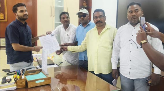 ଜିଲ୍ଲା ପ୍ରଶାସନକୁ ଦାବୀପତ୍ର ଦେଲା କଳାହାଣ୍ଡି ଆଦିବାସୀ ମହାସଂଘ ଓ ଅଲ୍ ଓଡ଼ିଶା ସିଡୁଲ୍ଡ କାଷ୍ଟ ଫେଡରେସନ