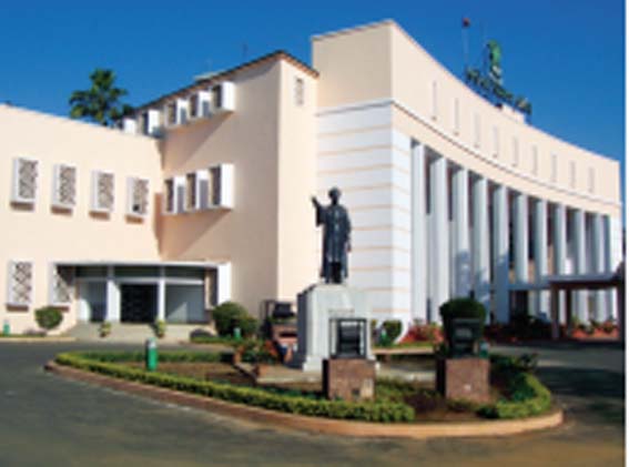 ସ୍ୱାସ୍ଥ୍ୟମନ୍ତ୍ରୀଙ୍କ ଇସ୍ତଫା ଦାବିରେ ବିରୋଧୀଙ୍କ ହୋହାଲ୍ଲା ଗୃହ ମଧ୍ୟଭାଗକୁ ଆସି ହଟ୍ଟଗୋଳ କଲେ ବିଜେଡି ଓ କଂଗ୍ରେସ ସଦସ୍ୟ