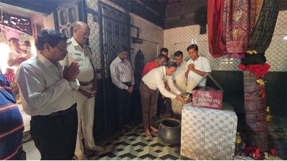 ମା’ଭଗବତୀ ମନ୍ଦିର ଭିତର ହୁଣ୍ଡି ଖୋଲିଲା। ଶ୍ରଦ୍ଧାଳୁଙ୍କ ଦାନ ଅର୍ଥ ମା’ଙ୍କ ଦୈନନ୍ଦିନ ସେବାରେ ଲାଗିବ