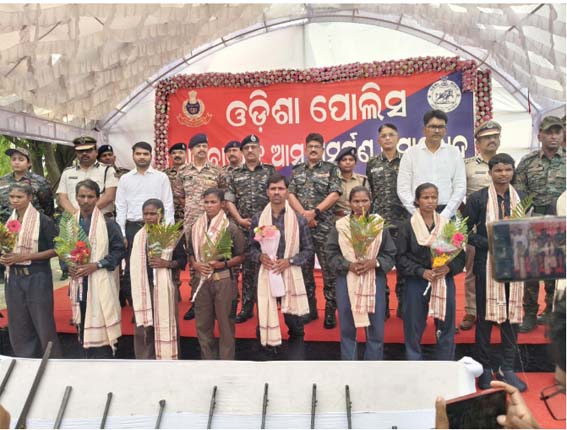 ଡିଭିଜନାଲ୍ କମିଟି ସଦସ୍ୟ ନକୁଳଙ୍କ ସମେତ ୧୧ ଜଣ ମାଓବାଦୀ ଓଡ଼ିଶା ପୋଲିସ ସମ୍ମୁଖରେ କଲେ ଆତ୍ମସମର୍ପଣ