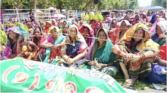 ପରିଚୟ ପତ୍ର ପ୍ରଦାନ, ଦରମା ବୃଦ୍ଧି ସହ ନିୟମିତ ପ୍ରଦାନ ପାଇଁ  ମନ୍ତୀଙ୍କ ପ୍ରତିଶୃତି ପରେ  ପାଚିକାଙ୍କ ଆନ୍ଦୋଳନ ପ୍ରତ୍ୟାହୃତ ଧୁଧୁ ଖରାରେ ପେଟରେ ଓଦାକନା ପକେଇ  ପ୍ରତିବାଦ ପରେ ବ୍ୟାରିକେଡ଼ ଭାଙ୍ଗି ପଶିବାକୁ ଉଦ୍ୟମ