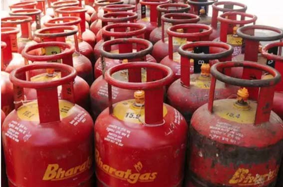 ଦଲାଲଙ୍କ ଜାଲରେ ଉଜ୍ଜ୍ବଳା ଉପଭୋକ୍ତା : ନିରବଦ୍ରଷ୍ଟା ସାଜିଛି ଯୋଗାଣ ବିଭାଗ