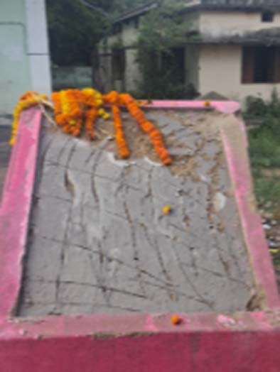 ଶିଳାନ୍ୟାସ ପୂର୍ବରୁ କିମ୍ବା ପରେ ଫଳକ ତାଡି ନେଉଛନ୍ତି