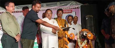 ରଜର ରାଣୀ ହେଲେ ଅର୍ପିତା ନାୟକବିଜେତାଙ୍କୁ ୫ ହଜାର ଟଙ୍କାର ଆର୍ଥିକ ପୁରସ୍କାର ପ୍ରଦାନ