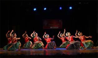 କିମ୍ବଦନ୍ତୀ ଗୁରୁ ଦେବପ୍ରସାଦ ଦାସଙ୍କ ସ୍ମୃତିରେ ତ୍ରିଧାର ଦ୍ୱାରା ଆୟୋଜିତ ଦେବସ୍ମୃତି ଉତ୍ସବ ୨୦୨୬ରେ ଦେଖିବାକୁ ମିଳିଥିଲା ଓଡ଼ିଶୀ ନୃତ୍ୟର ସମ୍ଭାର ।