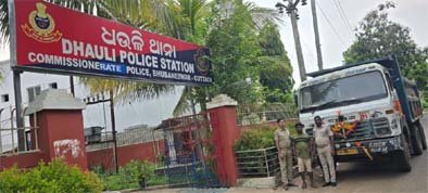 ବାଲିଅନ୍ତା ,ଧଉଳି ଥାନା ପୁଲିସ ପକ୍ଷରୁ ବେଆଇନ ବାଲି ପରିବହନରେ ୨ ଗାଡ଼ି ଜବତ: ୨ଚାଳକ ଗିରଫ