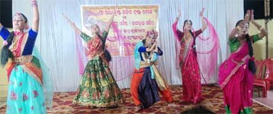 ରାଧାକୃଷ୍ଣ ମନ୍ଦିରସ୍ଥ ଗୁଣ୍ଡିଚାମନ୍ଦିରରେ ନବମୀ ସନ୍ଧ୍ୟା ଦର୍ଶନରେ ଭଜନ ସମାରୋହ ଓ ନୃତ୍ୟରେ ବିଭୋର ଶ୍ରଦ୍ଧାଳୁ