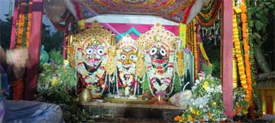 ୟୁନିଟ 5 ଜଗନ୍ନାଥ ମନ୍ଦିର, ସୁନାବେଶରେ ଝଲସିଲେ ଚତୁର୍ଦ୍ଧା ମୂର୍ତ୍ତି