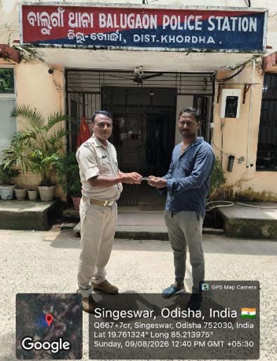 ବାଲୁଗାଁ ପୋଲିସର ତତ୍‌ପରତା,ହଜି ଯାଇଥିବା ମୋବାଇଲ ମାଲିକଙ୍କୁ ଫେରାଇଲା।